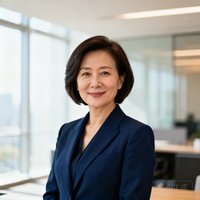 一位四十岁左右的女性企业家的职业头像，她留着干练的短发，身穿深蓝色西装，背景是明亮的现代化办公室，表情自信从容